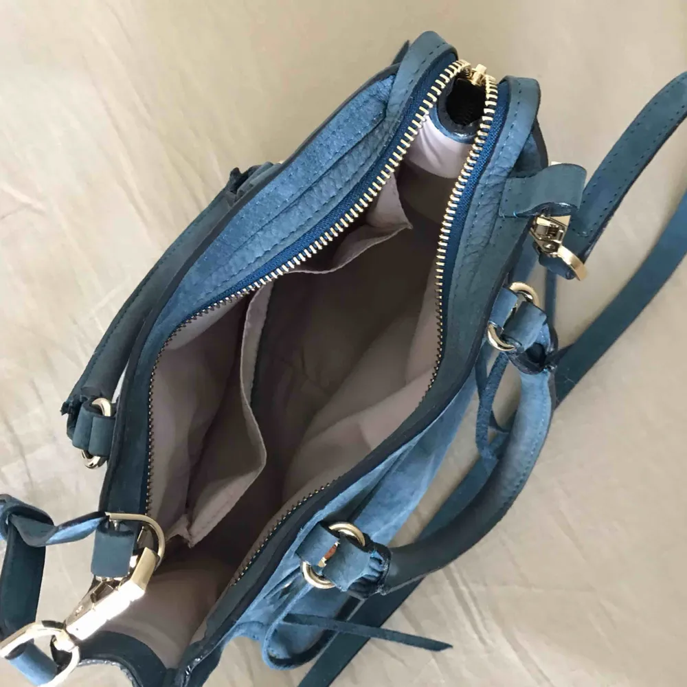 Micro regan satchel bag från Rebecca Minkoff, orginalpris 3000. Använd ungefär 3 gånger Färg: sapphire  Säljer pga har ingen användning för väskan. Väskor.