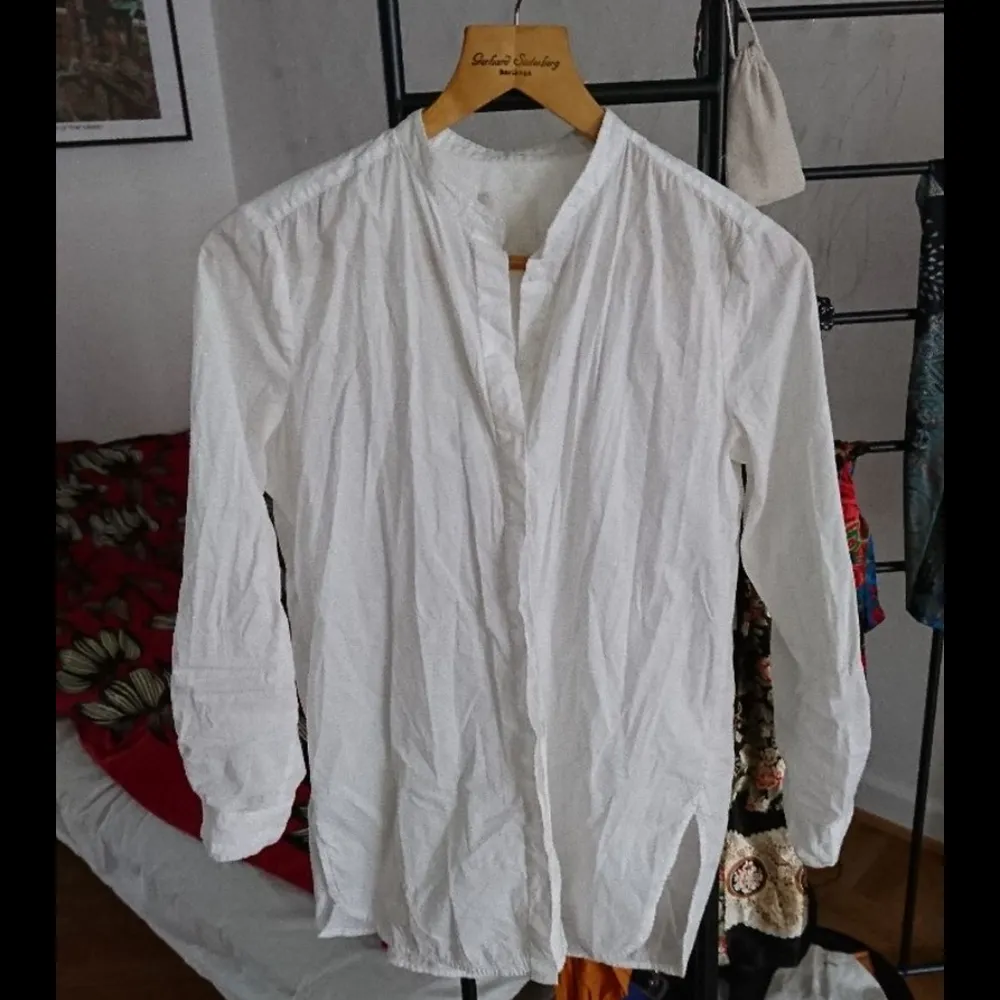 Vit skjorta med rund krage, storlek 38 men är lite oversize i modellen. Behövs strykas men annars i fint skick. Köparen betalar frakten✨. Skjortor.