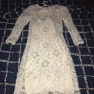  - Ny klänning stl xs, under kjol till. Fint spets