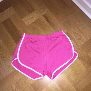  - Mjukisshorts. Oanvända. Köparen står för frakten
