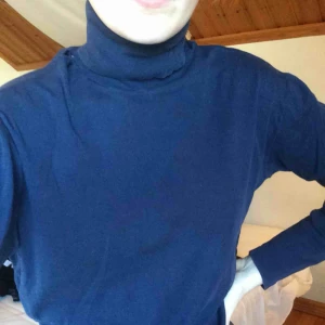  - Polotröja med hål i axeln! Därav det billiga priset. Köparen står för frakt:)