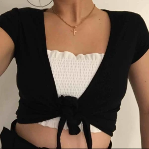  - Svart croptop med knyte fram. Priset är inklusive frakt