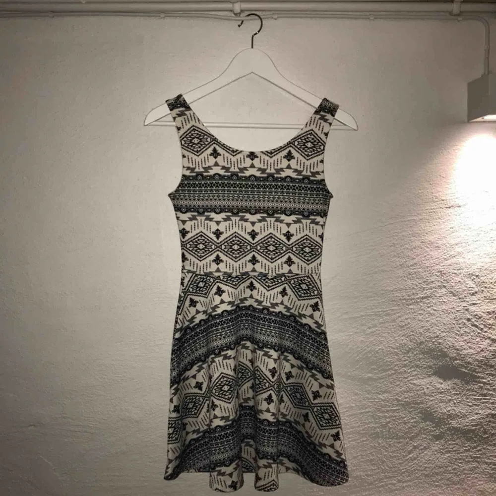Trikå-klänning från H&M, divided. Lite lägre i ryggen (se bild 2) Som ny och endast använd en gång pga köp av fel storlek. Frakt tillkommer! 😊💗. Klänningar.