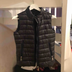  - Säljer en dunväst från mango som är i storlek xs, köparen står för frakten & frakten är på 100kr 