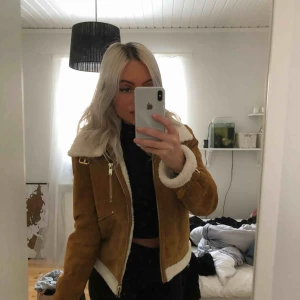  - Jacka från zara i storlek XS, fodrad så den är rättså varm! Använd ett fåtal gånger så jättefint skick. Köparen står för frakten 