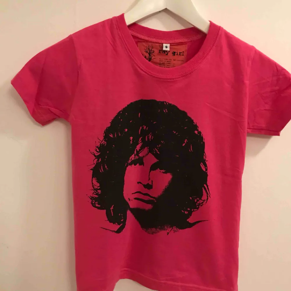 Jim Morrison tee för barn, som en storlek 110, passar barn mellan 3-6 år. 25:- frakt 9:-. T-shirts.