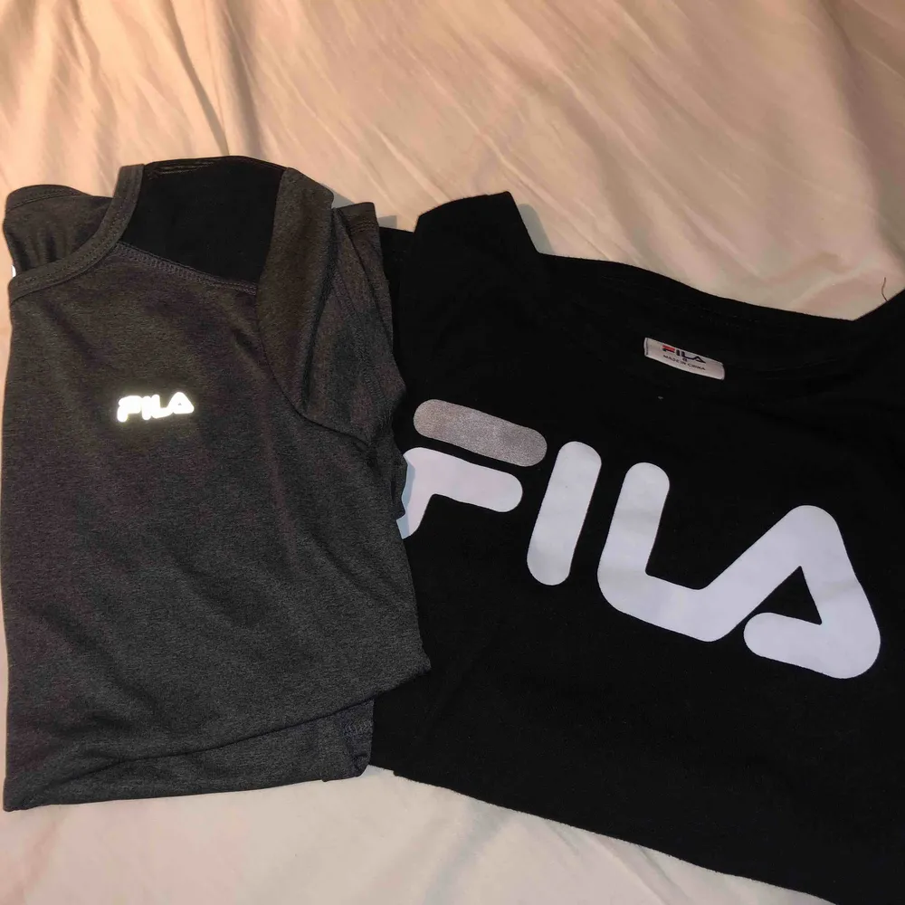 Säljer mina 2 fila t-shirts som jag köpte i Australien. Den svarta t-shirten var vanlig med fila tryck på, går att använda när som! Den gråa är för träning. Har aldrig använt den för inte hunnit! Om man köper båda blir det 300kr tsm med gratis frakt❤️. T-shirts.