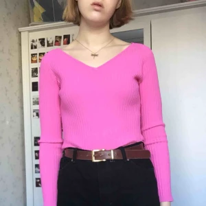  - Vårig och fräsch rosa topp. Denna typ av modell är så smickrande för urringningen, nyckelbenen och så tycker jag! Passar för ca storlek M-L men sitter kanske lite för slappt på mig som är M. Köpt second hand men den ser helt ny ut!