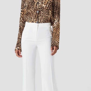  - Högmidjade kostymbyxor i storlek 36