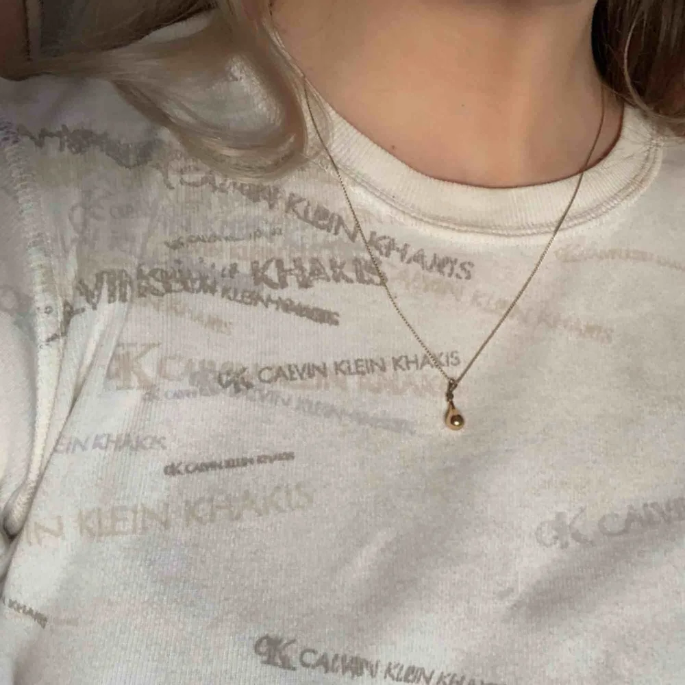 00’s t-shirt från Calvin Klein köpt på Humana med sjukt snyggt tryck och färg. Inte super skick, men skriv så skickar jag gärna fler detaljerade bilder. Använder inte den längre så nu för någon annan rocka den. Frakt inkluderat.🥂. T-shirts.