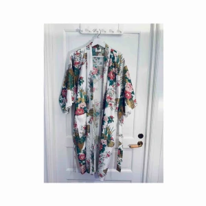  - Kimono från Japan. Vackert mönster med blommor, påfåglar och guld. 100% bomull. Frakt: 54:-