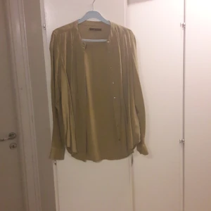  - 🌺 Helt oanvänd superfin blus från Åhléns. 100% viskos.  Jag är 177 cm lång.   Endast möte. Swish eller kontanter 🌺