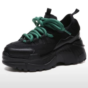  - Svarta höga sneakers från basso. Aldrig använda! Strl 41 men är som en liten 40 i storleken. Köparen betalar för frakt :)