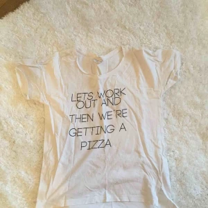  - En basic vit tagit med ett citat på 