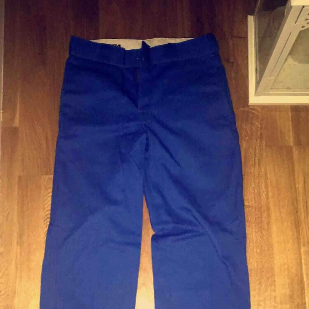 Blåa byxor i storleken 30x32 av märket Dickies. Använda 2 gånger. Säljer för att dem är för små.. Jeans & Byxor.