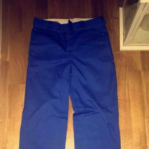  - Blåa byxor i storleken 30x32 av märket Dickies. Använda 2 gånger. Säljer för att dem är för små.