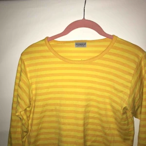  - Gulrandig Marrimekko tröja, liten storlek men sitter snyggt på. Storlekslappen saknas men passar mig som har 34, har trekvartslånga ärmar. Skick: använt Möts upp i Stockholm eller skickar. Köpare står för frakt.