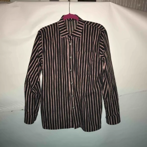  - Blå och rosa randig Marrimekko skjorta i storlek XS. Använd fåtal gånger så skjortan är i fint skick! 100% bomull. Boxig i modellen. Kan mötas upp i Stockholm eller fraktas. Köparen står för frakten. 