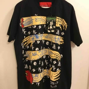  - Ny Kozumikku t-shirt i storlek XL (Large-XL) Måtten är 76cm * 56cm. 30:- plus frakt 18:- =48:- totalt 