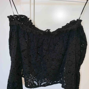 - En spets svart off shoulder top från zara Storlek M, passar även S så den e lite kort.  Använd varsamt, bra skick Köparen står för frakten📦☺️