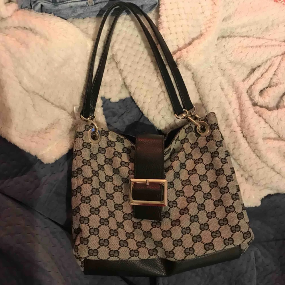 en fake gucci väska köpt på humana second hand! rymlig och med en innerficka i mitten, skriv för fler bilder☺️. Väskor.