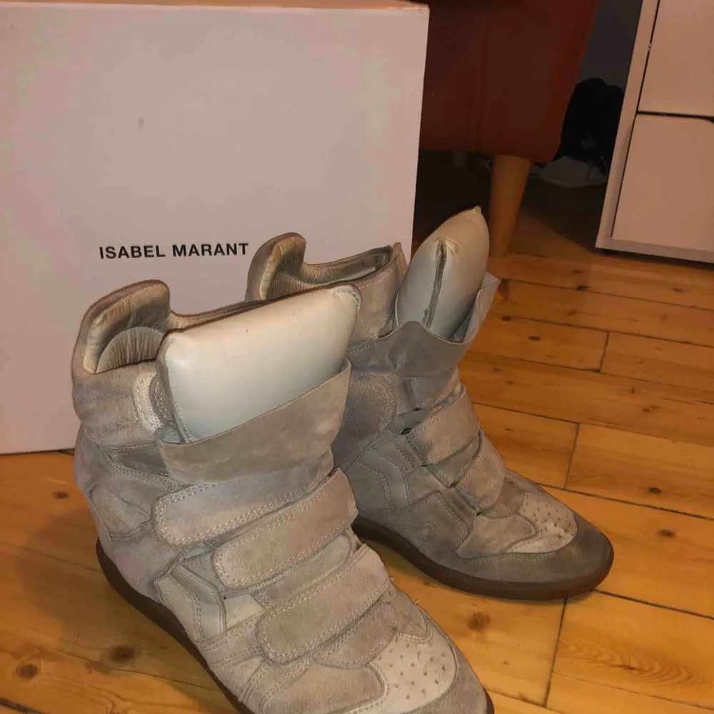 Beiga Isabel Marant skor köpta för cirka 1.5 år sedan. Väl använda men i bra skick då jag skött dem med mockaborste osv! Storlek 40, men lite små i storleken Dustbag och orginallåda finns Frakt tillkommer. Skor.