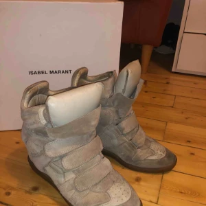  - Beiga Isabel Marant skor köpta för cirka 1.5 år sedan. Väl använda men i bra skick då jag skött dem med mockaborste osv! Storlek 40, men lite små i storleken Dustbag och orginallåda finns Frakt tillkommer