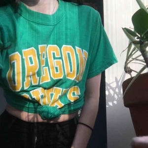  - cool lagmerch-tisha från beyond retro! grön färg med gulvit text. använd men i gott skick, säljer pga att den inte kommer till användning längre. fraktar mot kostnad eller möts upp i innerstan/södertälje😊