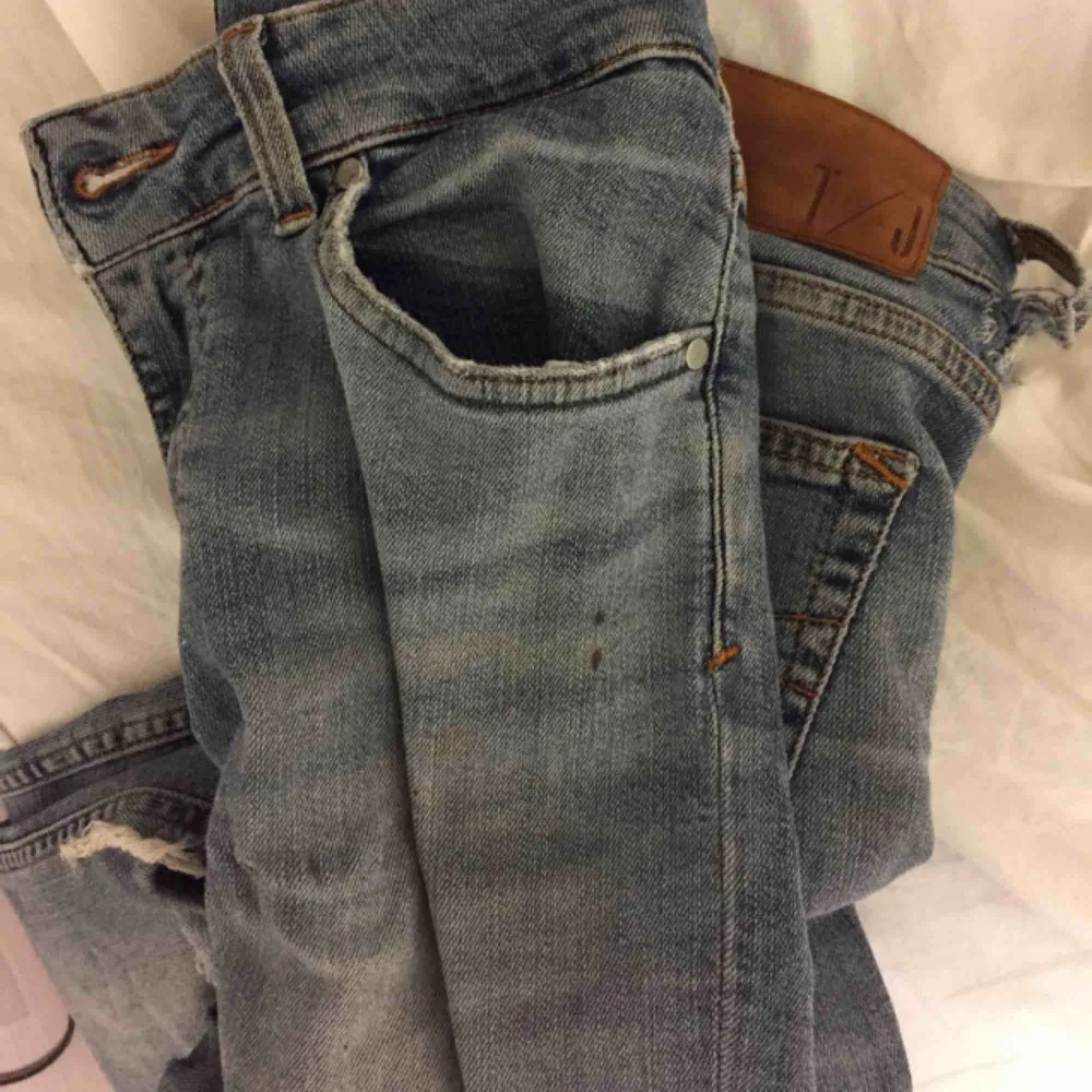 Har två fläckar under fickan och två hål där man ska dra bältet runt, syns på bilderna. Frakten kommer på 55kr. . Jeans & Byxor.