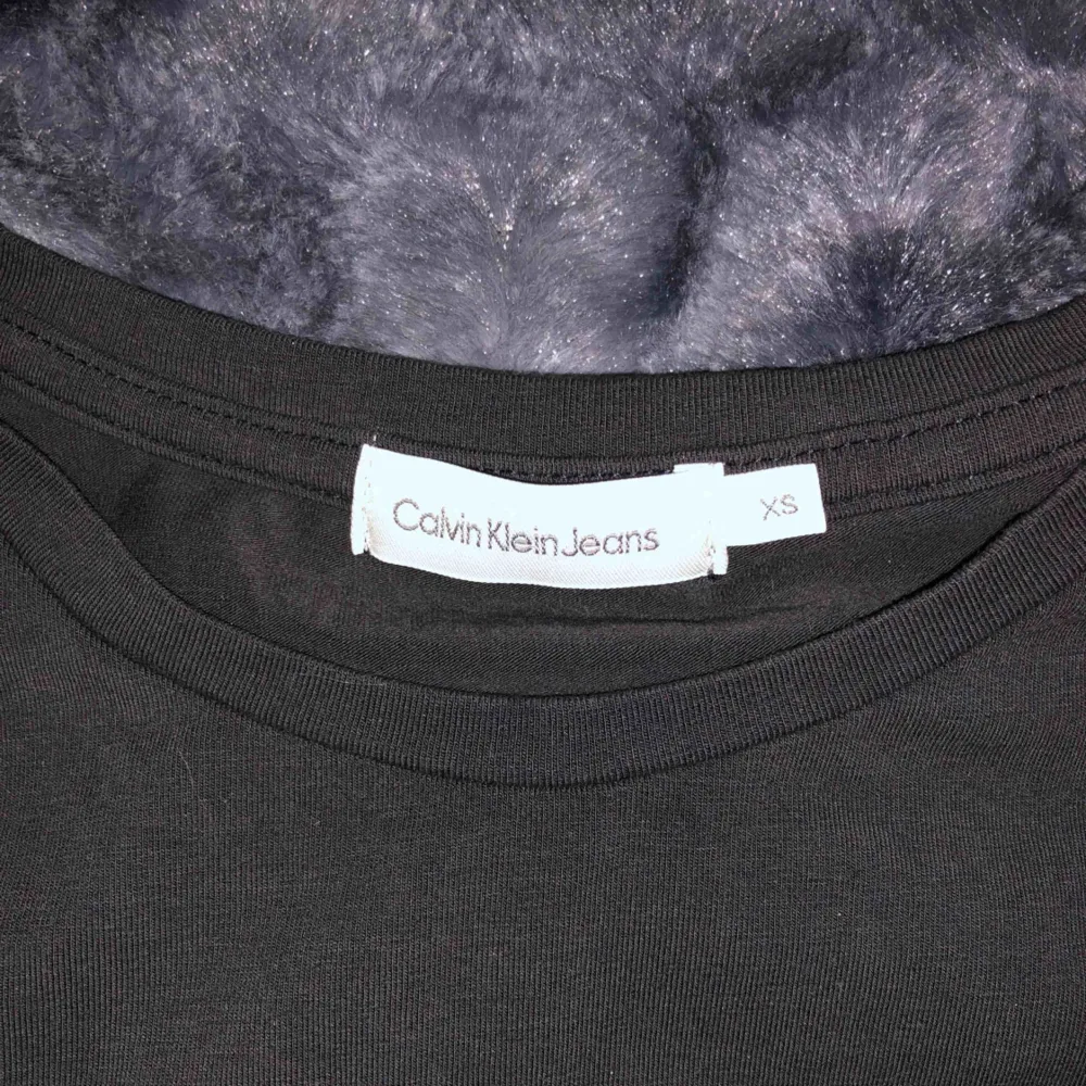Riktigt snygg t-shirt från Calvin Klein som tyvärr måste säljas eftersom den är lite för liten för mig. Den är i nyskick, knappt använd alls  Bjuder på frakten om du köper 2 eller fler grejer!. T-shirts.