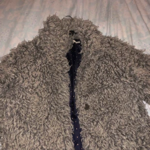  - Fårskinnsliknande fuskpälsjacka, gråare i verkligheten. Riktigt gosig