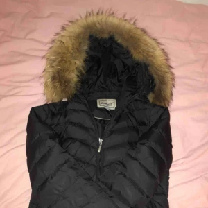  - Vinterjacka med äkta pälskrage från Janbell. Inköpspris: 3600 Prutbar Frakt tillkommer
