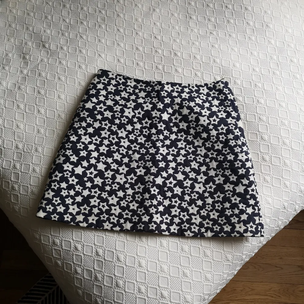 A-formad kjol i storlek 36 från & other stories. Sparsamt använd . Kjolar.