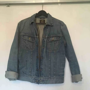  - Jeansjacka från Lee. Köpt på second hand! Köparen står för frakten! 
