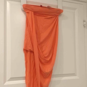  - Härlig peachfärgad kjol med väldigt snygg passform! Perfekt till brännan. 