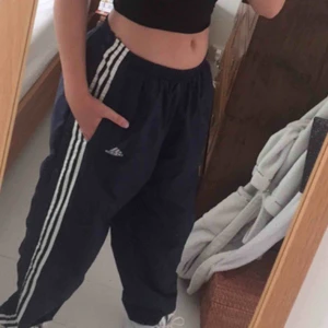  - Sjukt balla retro oversized tracksuit pants från adidas. D funkat för alla storlekar då det går att spänna åt i midjan. Själv är jag storlek S och d passar mig perfekt. Byxorna har även knappar på sidan.  Pris och frakt går att diskutera. 