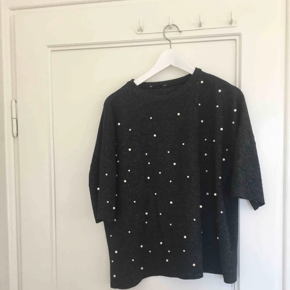 Oversize pearl Pullover/half-length sleeves Rarely worn  Good condition  Pick up or shipping (shipping cost 59kr extra). Tröjor & Koftor.