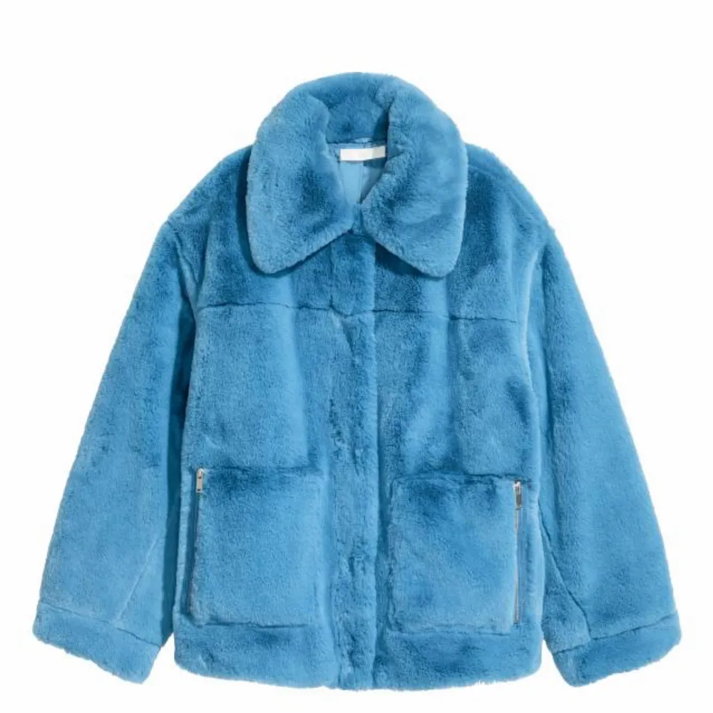 Säljer min underbara blåa fuskpälsjacka från H&M Trend. Knappt använd, rökfritt och djurfritt hem. Möts upp i Sthlm eller skickas mot fraktkostnad. . Jackor.