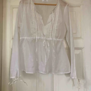  - Vacker blus i vitt, mycket band och justerbart 