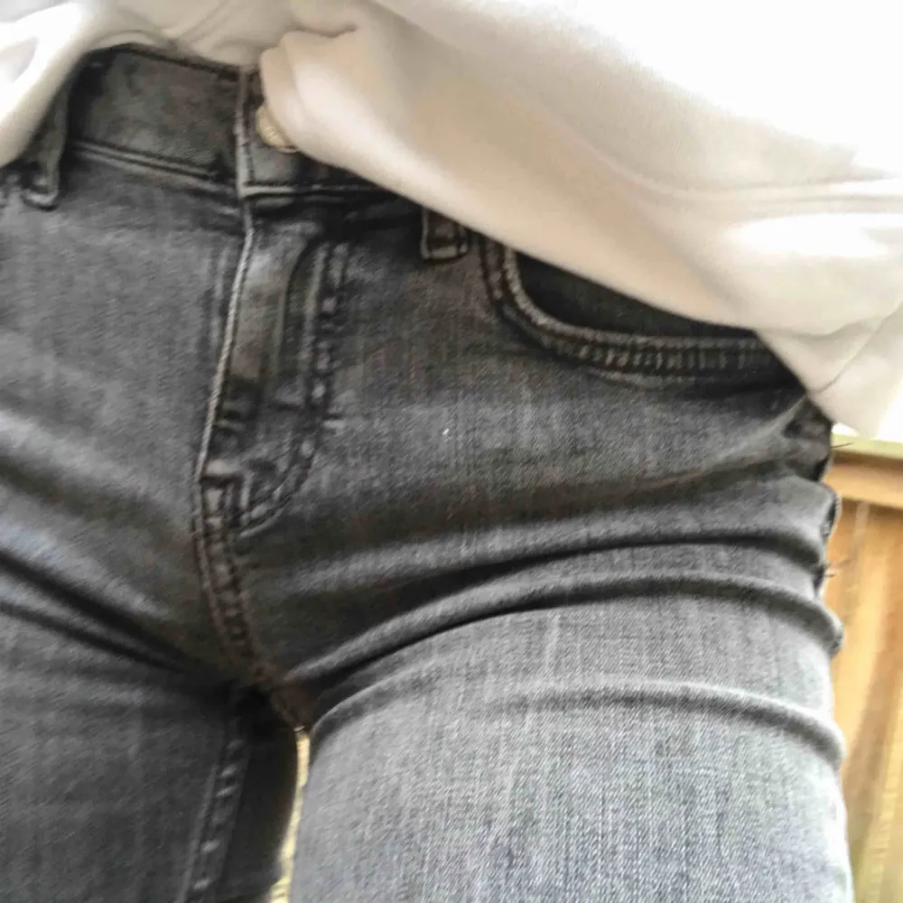 Gråa jeans från Zara storlek 34 jättefint skick. Jeans & Byxor.