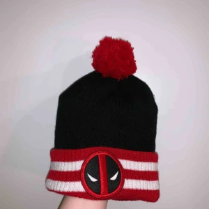  - Mysig och frän mössa med deadpool-märke på! Sparsamt använd och i bra skick! FRI FRAKT!!🤠