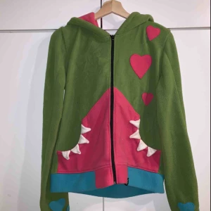  - Mysig hoodie med gulligt monster! Använd max 5 gånger. Kan skickas men köparen står för frakten!🤠