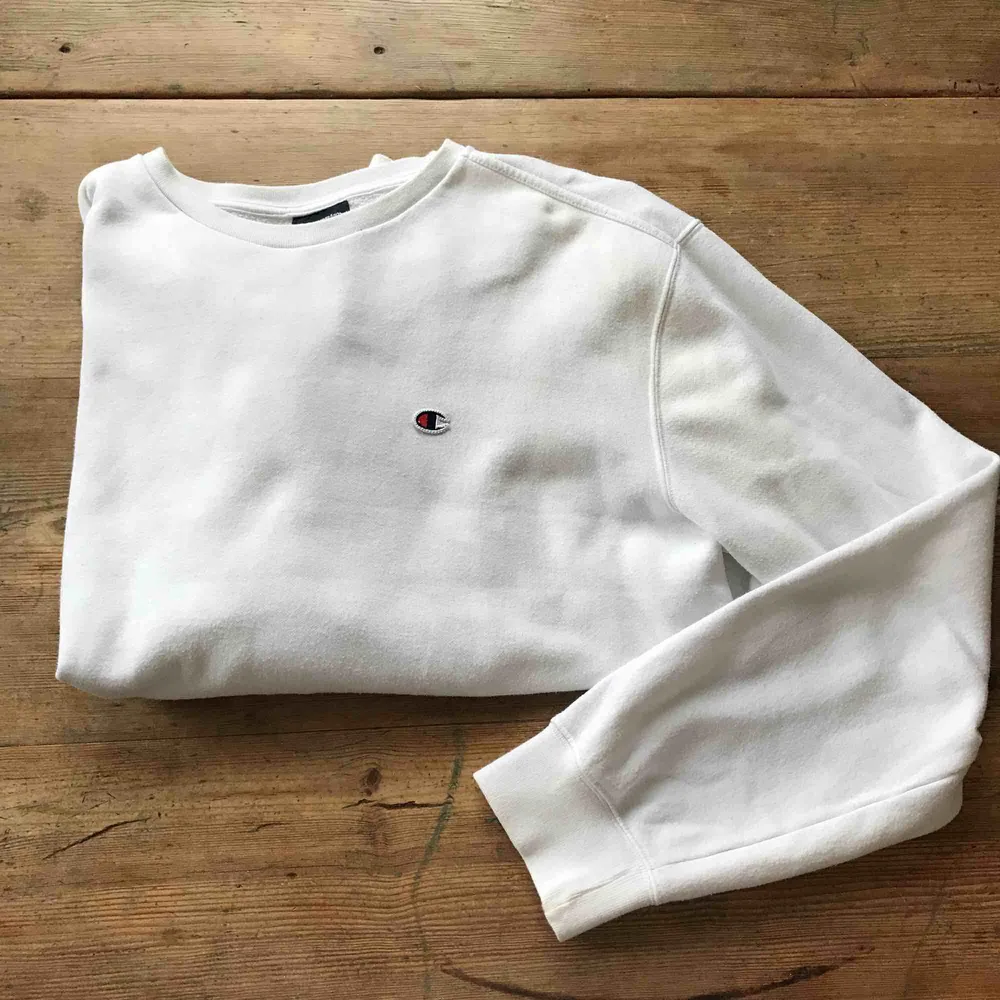 vit sweatshirt från champion, använd extremt sällan så i väldigt bra skick. köparen står för frakt . Hoodies.