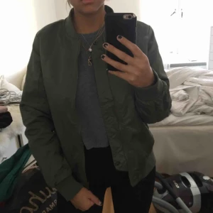  - Säljer en helt oanvänd bomberjacka med etiketten kvar från Crocker. Den passar både en S och XS. 