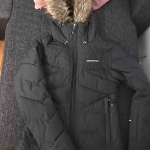  - En nästan helt ny peak Peak performance bara använd en vinter. Det är som en skidjacka finns en ficka på armen som man kan ha liftkort osv i. Har även 2st fickor inne. Fickorna har dragkedja. Kan frakta men då står köparen för frakten ca 70kr😊