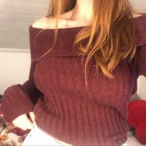  - Jättefin vinröd kabelstickad tröja! Frakt tillkommer!