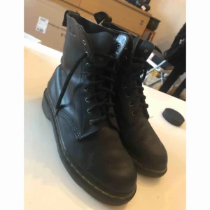  - Dr Martens, 8 håls, storlek 36, använt skick. Ingår ett par helt nya oanvända Dr Martens-innersulor.  Rengjorda och insmorda med Dr Martens Wonder Balsam. Köparen står för frakten på 72kr.