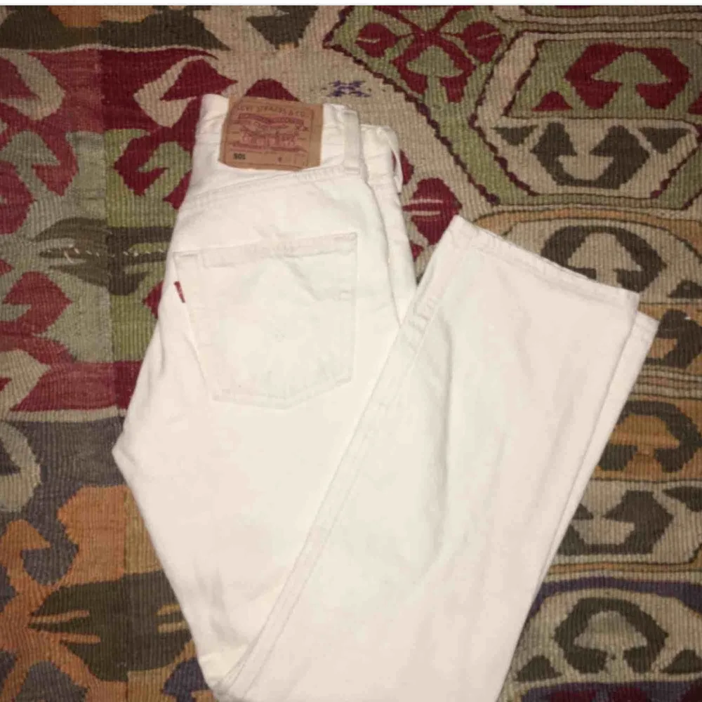 Pruta går vid snabbt köp! Snygga vintage vita Levis 501! Köpta här på plick , frakt 50✨ W: 25-26 (skulle säga att de passar en XS) . Jeans & Byxor.