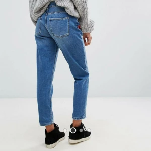  - Såååå snygga mom-jeans ifrån ASOS, med ett vackert broderi. Mina är avklippta längst ner! Säljes pga kommer inte till användning längre. Fint skick ☺️  skickar fler bilder på förfrågan, eftersom jag använt mig av ASOS egna bilder här 💙