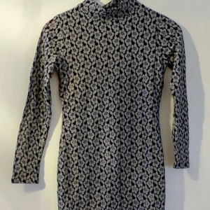  - Tight vintageklänning i svartvitt blommönster, storlek S, stretch